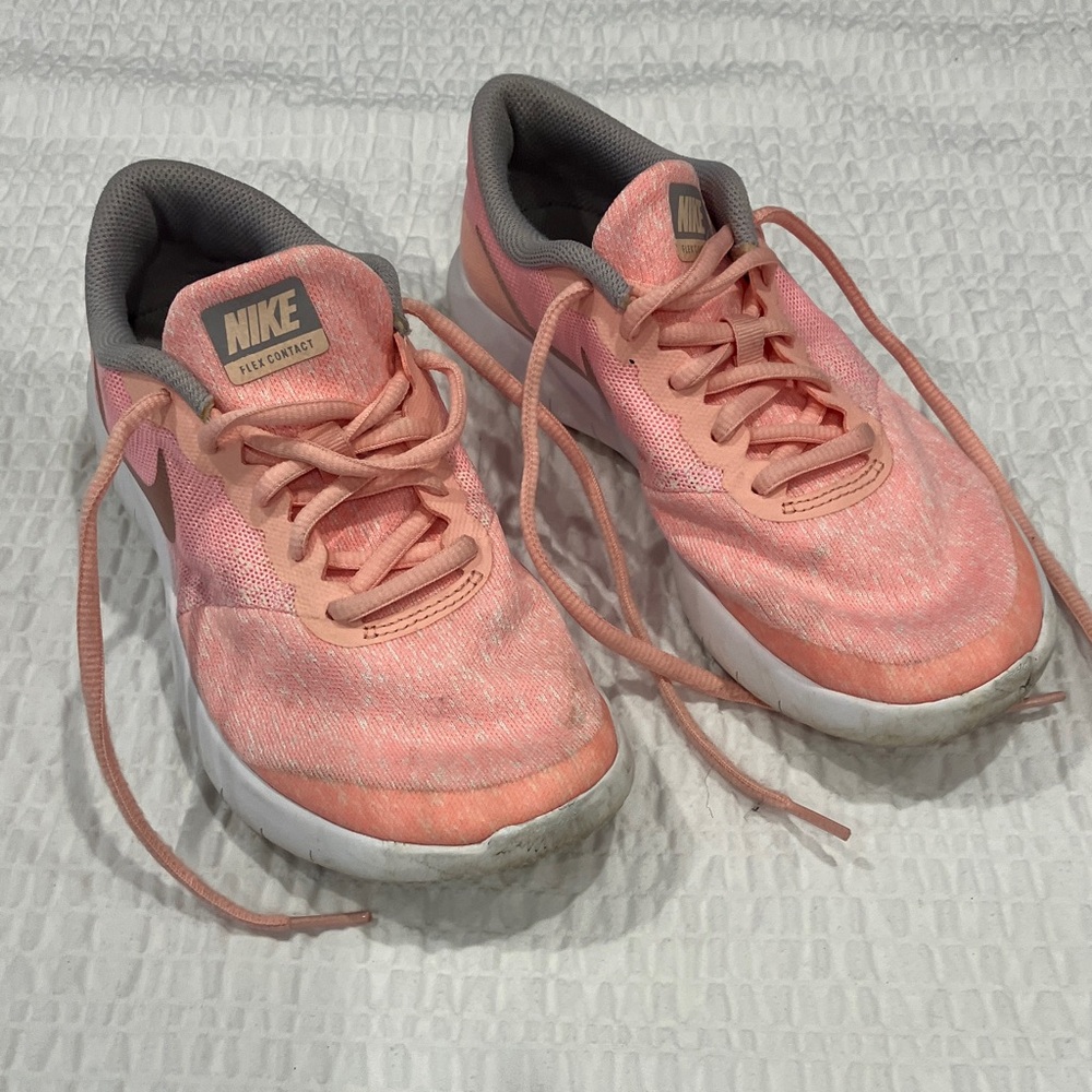 Nike Women's Flex Contact Coral Sneakers